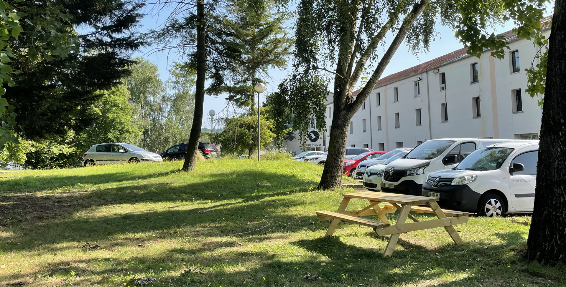 Briqueterie à Feucherolles, espaces vert et parking